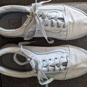 Vans size 7 1/2 women's or 6 men's.